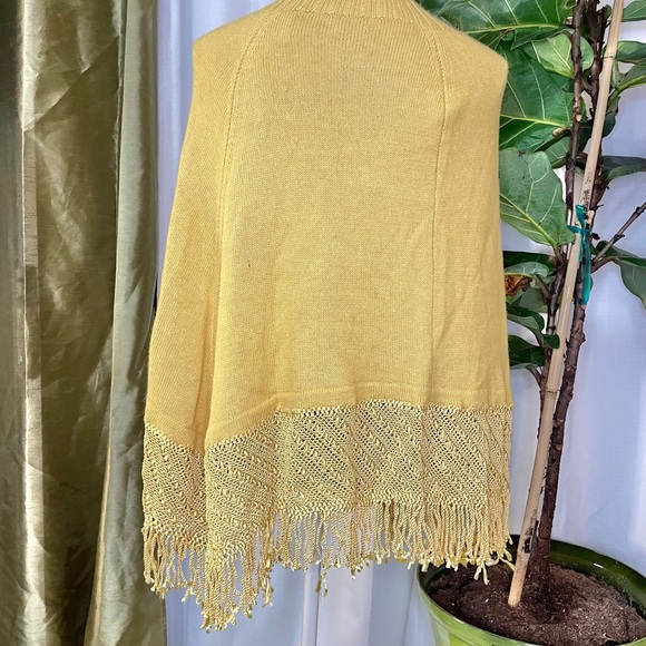 Los Andes Yellow Alpaca Poncho - Picture 9 of 14